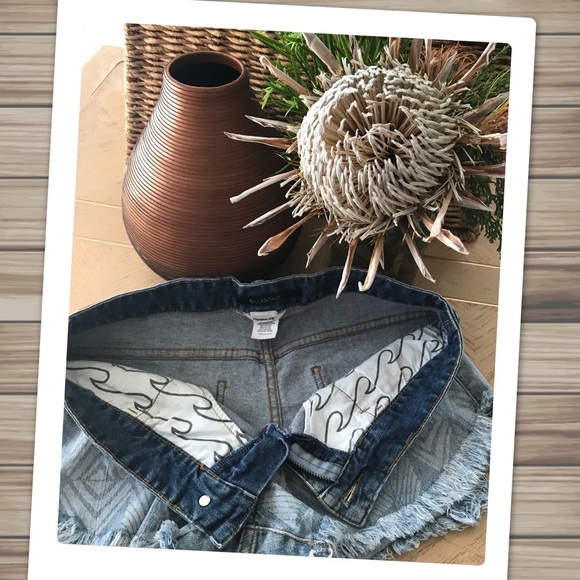 Billabong Frayed Edge Tribal Print Denim Shorts! - Picture 5 of 5